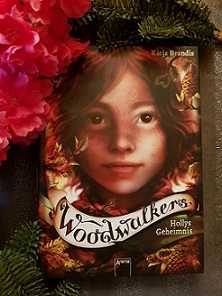 "Woodwalkers - Hollys Geheimnis" von Katja Brandis